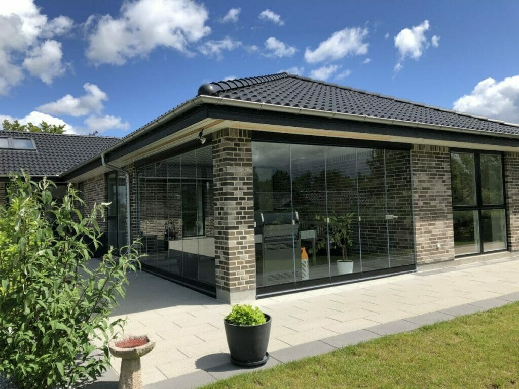 Lumon foldeglas på overdækket terrasse