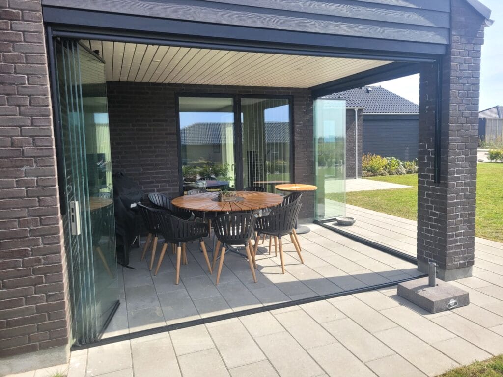 Overdækket terrasse med glas