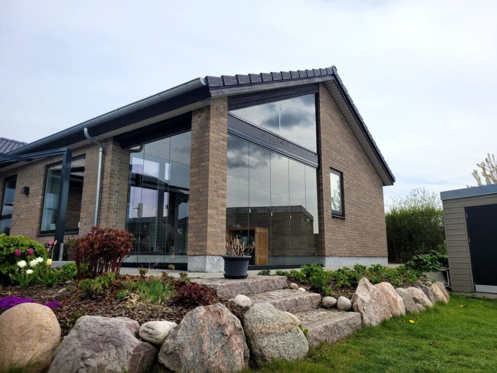 Overdækket terrasse med Lumon glasinddækning i Herlev