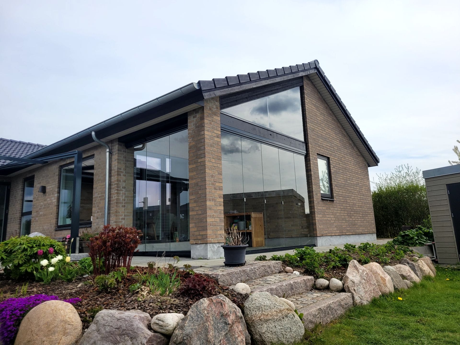 Foldeglas på overdækket terrasse